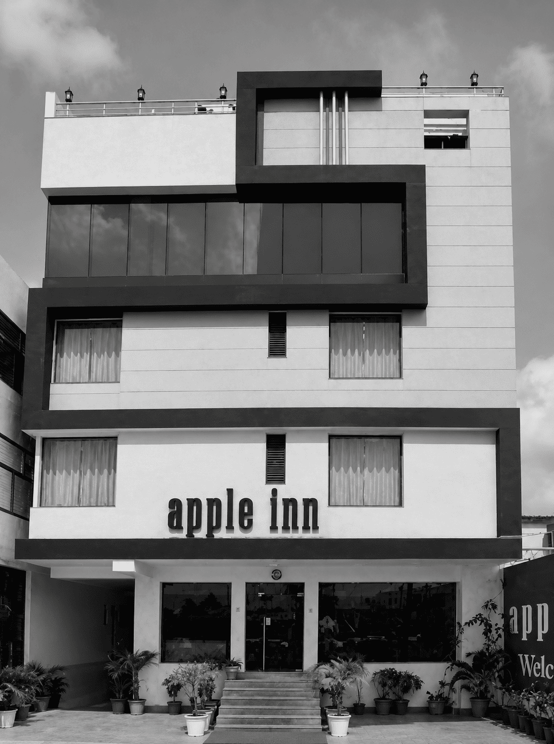 TGI Apple INN